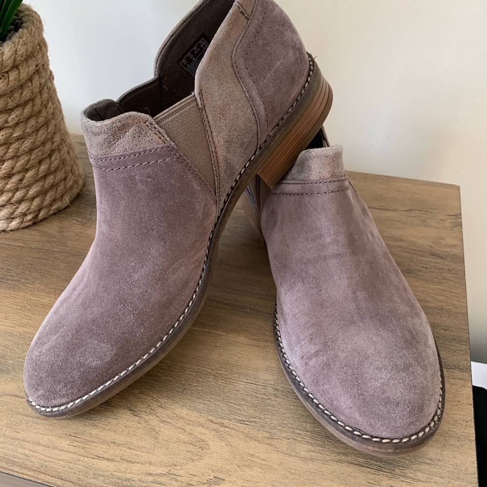 Clarks women's  Suede Slip-On booties 10m